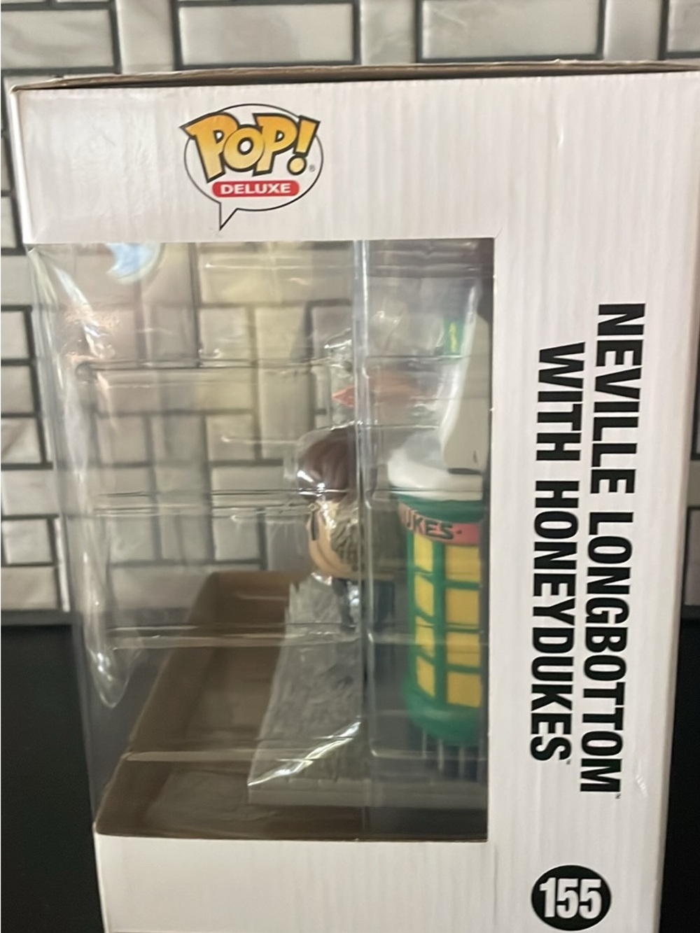 Funko Pop! Deluxe Neville Longbottom with Honeydukes Green and Yellow - Picture 2 of 3